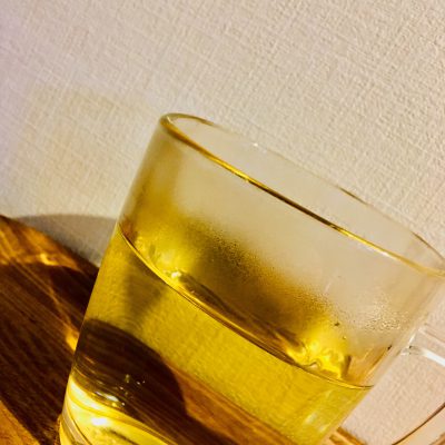 『マコモ茶を飲むマコ』