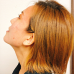 首のストレッチで小顔効果UP！