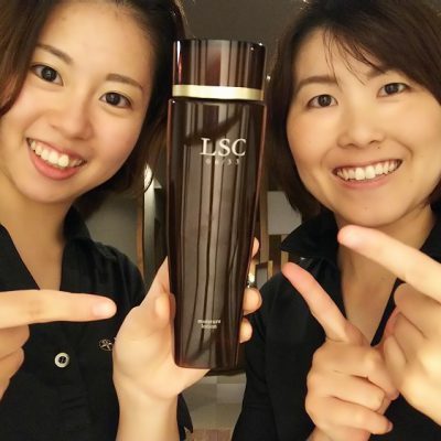 肌が手に吸い付く先に・・・