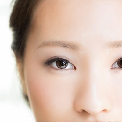 目元の老化に視線が集中！