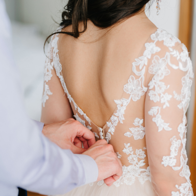 顔から背中まで、花嫁は“流して”仕上げる。