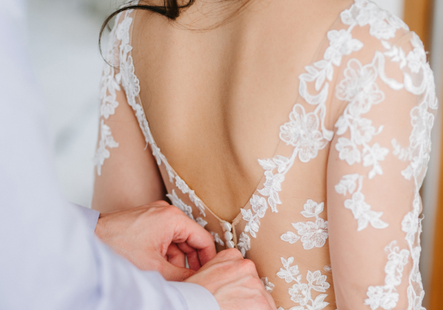 顔から背中まで、花嫁は“流して”仕上げる。